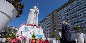 Do hospital, Papa Francisco envia mensagem de voz aos fiéis; ouça