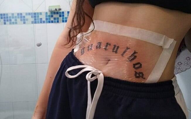 Tatuagem da jovem de Guarulhos foi feita em alusão à homenagem do cantor Adam Levine, que imprimiu 