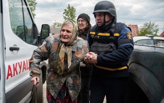 Evacuação de uma mulher idosa durante bombardeios russos em Kharkiv, Ucrânia, 17 de maio de 2024