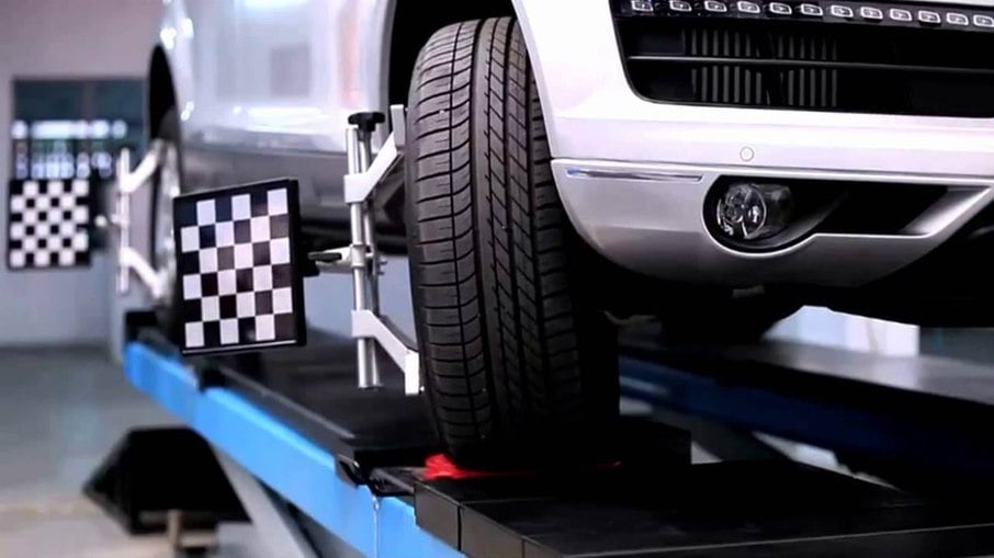 Alinhamento e balanceamento de pneus devem ser feitos assim que troca por um novo e, depois, periodicamente