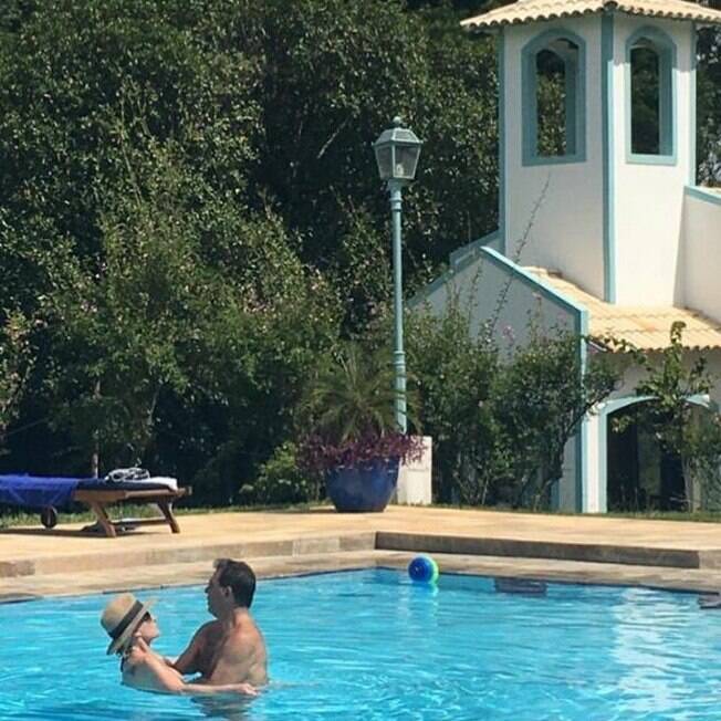Ana Maria aparece na piscina coladinha com o namorado Ana Maria aparece na piscina coladinha com o namorado