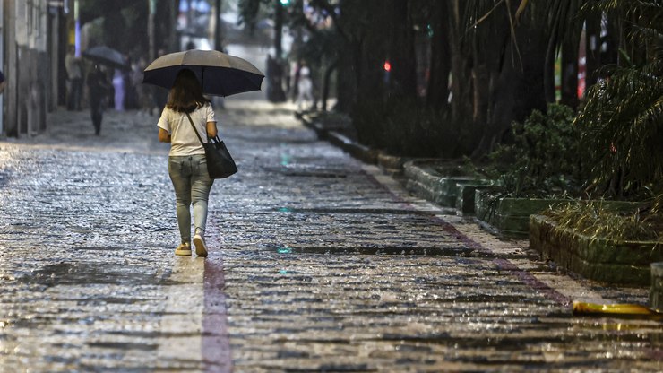 Chuva%20forte%3A%20Sul%20e%20Sudeste%20entram%20em%20alerta%20nesta%20sexta