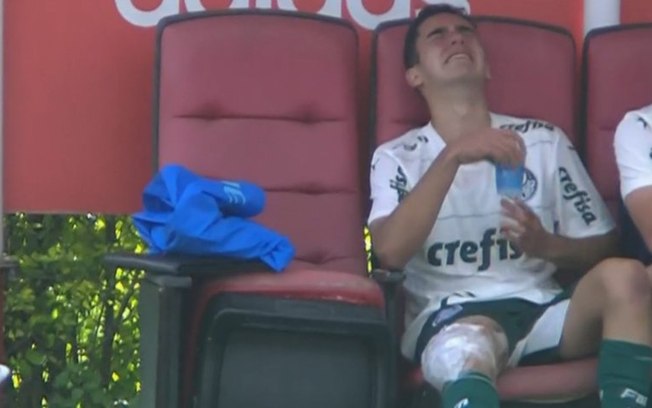 Jovem promessa do Palmeiras sente o joelho e sai chorando no sub-17
