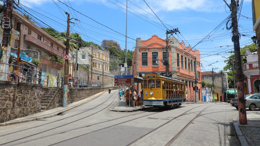 Bondes turísticos de Santa Teresa no Largo dos Guimarães - Rio de Janeiro