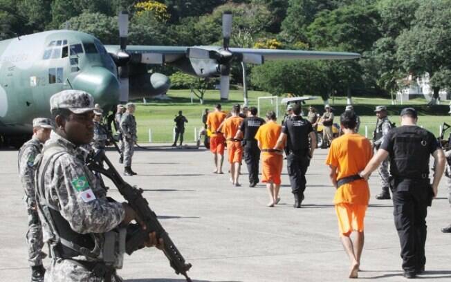 Líderes de facções criminosas de Santa Catarina são transferidos para presídios federais de segurança máxima