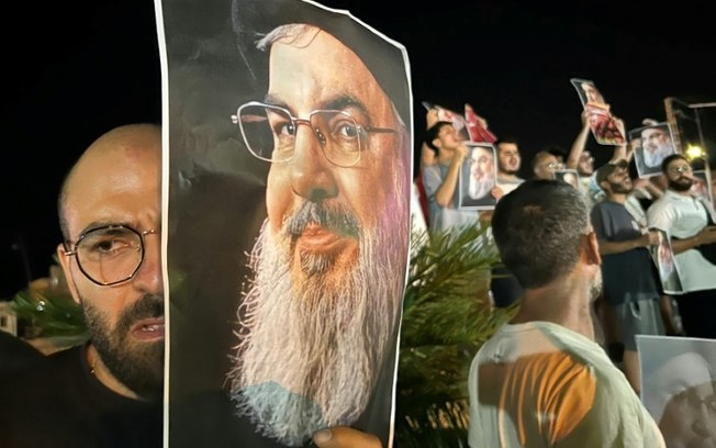 Manifestantes exibem fotos do líder morto do Hezbollah, Hassan Nasrallah, em 28 de setembro de 2024 em Sidon, sul do Líbano