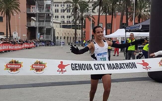 Marroquino Mohamed Rity foi o vencedor da maratona de Gênova%2C que voltou a acontecer após 14 anos e homenageou vítimas do desabamento da ponte Morandi