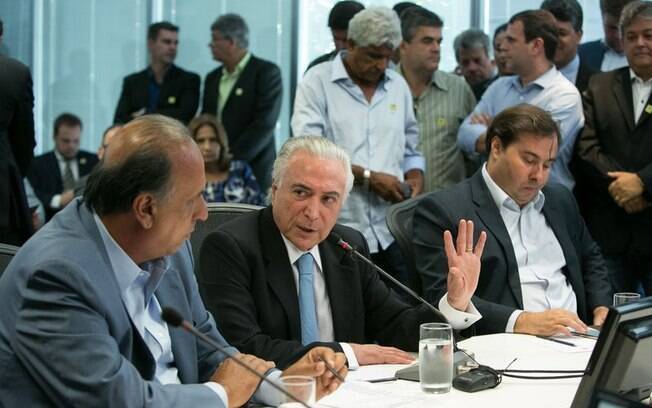 Presidente da República, Temer participa de reunião sobre segurança ao lado de Rodrigo Maia, presidente da Câmara 