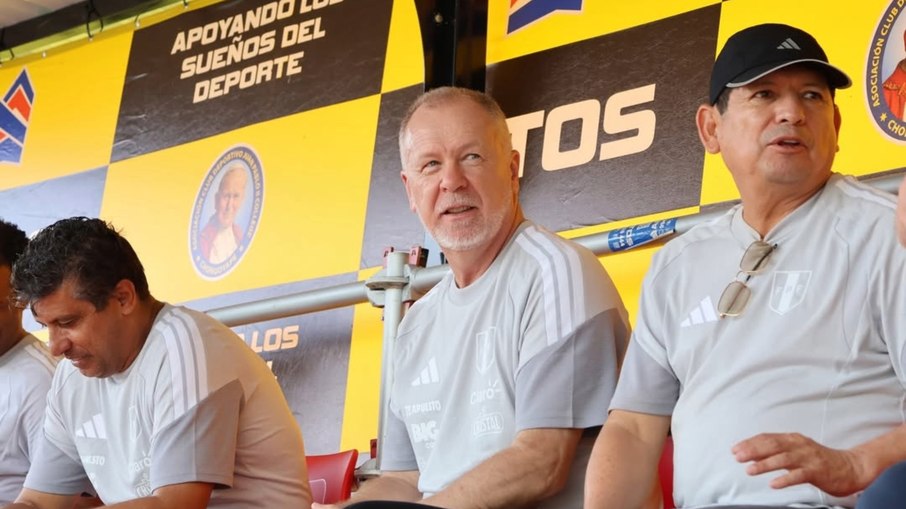 Mano Menezes durante trabalhos como treinador do Peru