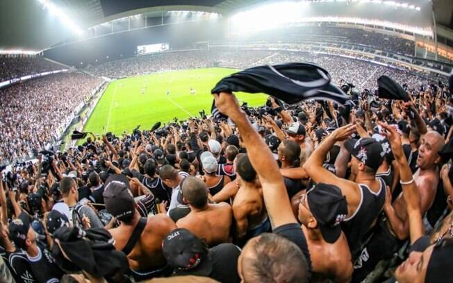 Corinthians é denunciado no STJD por invasão de campo em clássico com o Santos