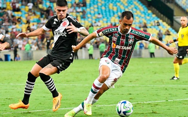 Wilton Pereira (ao fundo) apitou Fluminense x Vasco no Brasileirão-2023