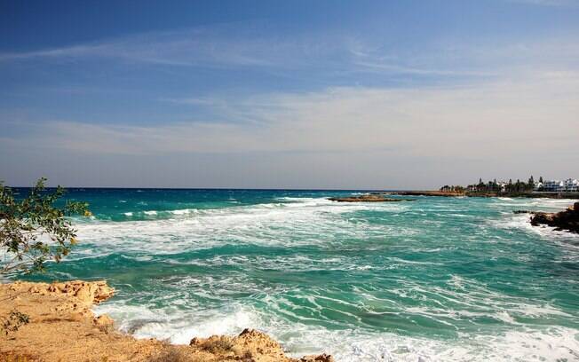 A Baía da Figueira, no Chipre, é extremamente popular, graças às suas areias douradas e bares ao redor