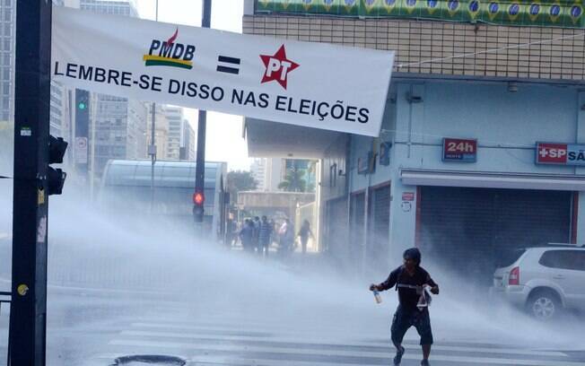Tropa de choque da Polícia Militar usa jatos d'água para expulsar manifestantes anti-Dilma da Avenida Paulista, nesta sexta-feira. Foto: J. Duran Machfee/Futura Press - 18.03.2016