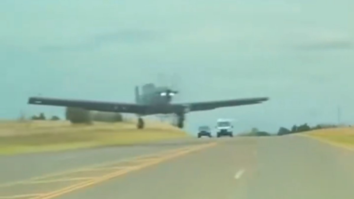 Momento em que aeronave cruza rodovia na frente dos carros Momento em que aeronave cruza rodovia na frente dos carros