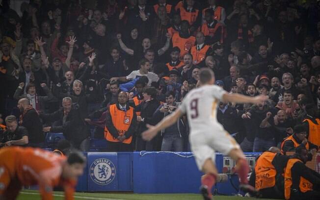 Dzeko corre para a torcida da Roma após marcar um dos gols diante do Chelsea; Uefa investigará suposto racismo dos italianos