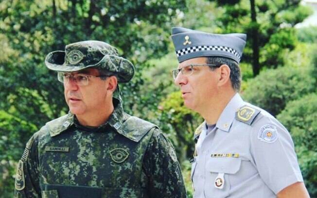 Coronel PM Alberto Malfi Sardilli, Comandante da Polícia Militar Ambiental com o novo uniforme do seu Batalhão e o  Coronel PM Nivaldo César Restivo, Comandante Geral da Polícia Militar do Estado de São Paulo 