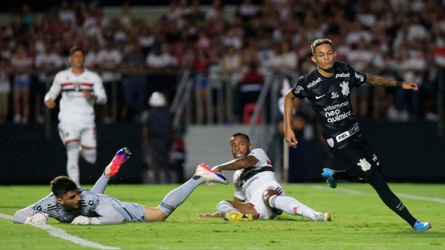 Corinthians acaba com tabu de quase seis anos e vence o São Paulo no estádio do Morumbi
