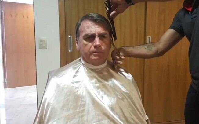 Bolsonaro cortou o cabelo nesta segunda-feira (29) e fez uma transmissão ao vivo nas redes sociais