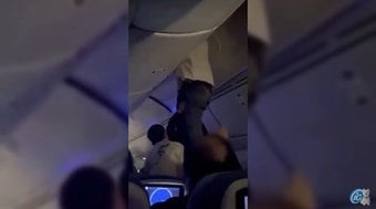 Passageiro é resgatado após ser lançado para teto de avião