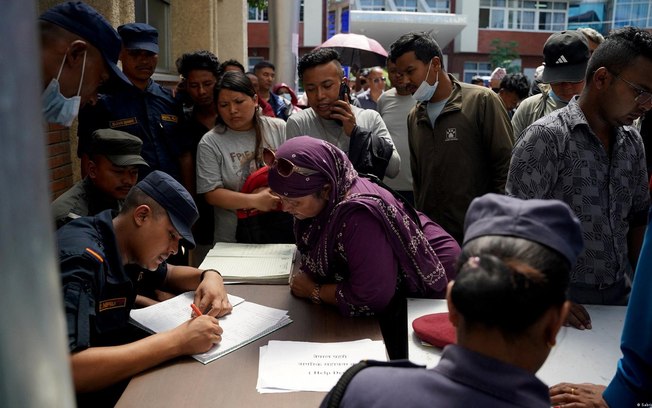 Para além de mortos, cresce o balanço de pessoas sem contato desde as poderosas enchentes que atingiram o Nepal e a China
