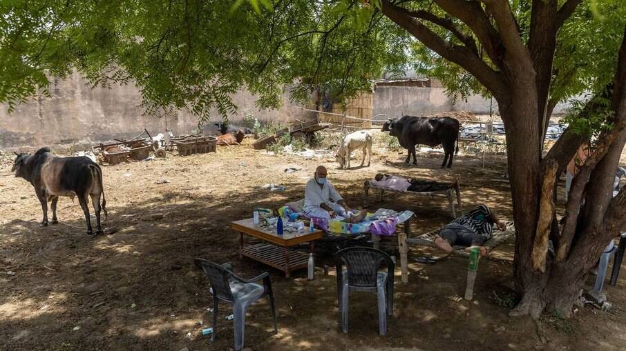 Clínica improvizada para pacientes com Covid-19 no vilarejo Mewla Gopalgarh, no estado de Uttar Pradesh, na Índia 