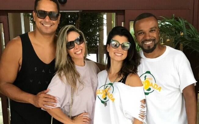Carla Perez, Xanddy, Alexandre Pires e Sara Pires posam juntos em Orlando