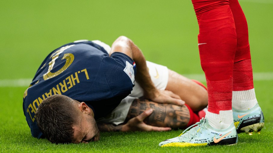 Lucas Hernández foi substituído por Theo Hernández após lesão no joelho