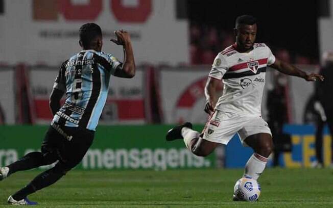 Em jogo com dois gols de falta, São Paulo venceu o Grêmio com gol decisivo nos acréscimos