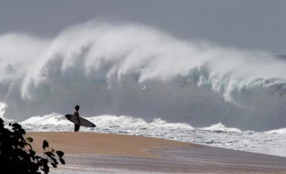 Ondas gigantes arrastam 3 turistas para o mar no Havaí; um morre