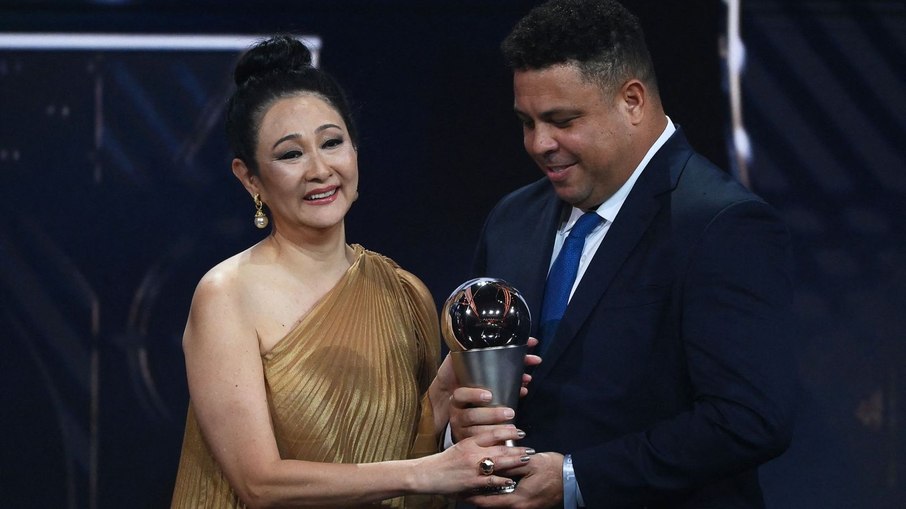 Márcia Aoki recebe prêmio em homenagem a Pelé