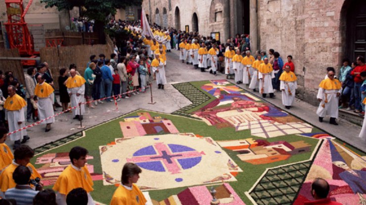 Corpus%20Christi%20na%20Europa%3A%20f%C3%A9%2C%20arte%20e%20tradi%C3%A7%C3%A3o%20pelas%20ruas