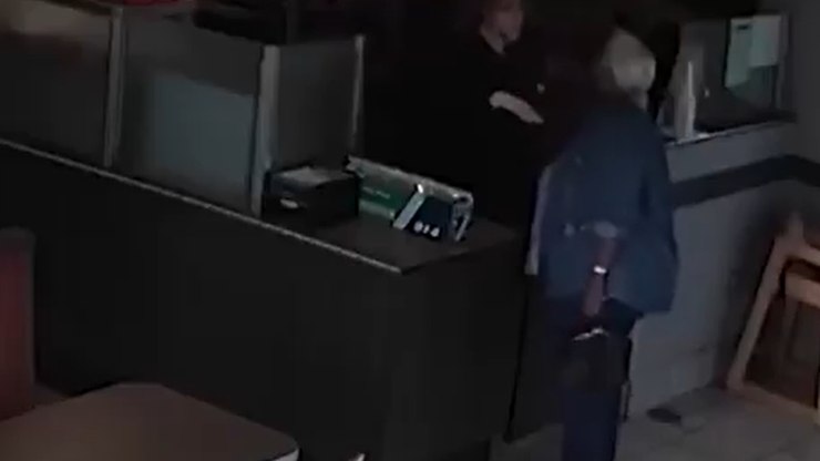 Vídeo: mulher morre após discutir com gerente de fast food