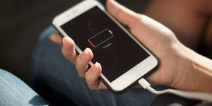 Sem a caixinha: como carregar o smartphone apenas com cabo USB?