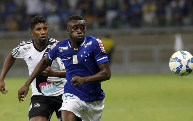 O atacante Joel, o Cruel, que teve passagem pelo Cruzeiro, foi cortado da seleção de Camarões por risco de morte súbita.