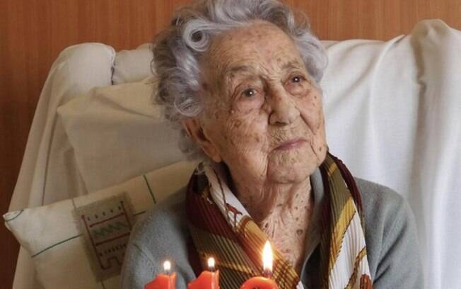 Maria Branyas, que sobreviveu à pandemia de gripe de 1918 e duas guerras mundiais, pede uma revolução no tratamento de idosos