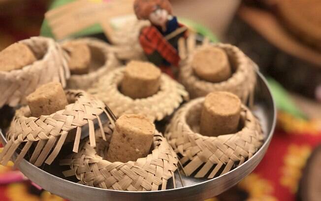 Investir em peças de palha ajudam a dar um ar de festa junina para sua mesa