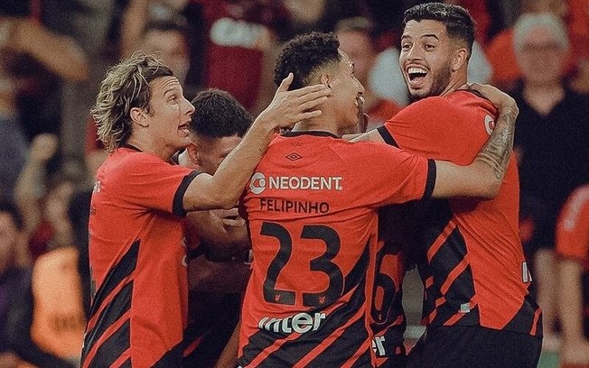 Atleticanos comemoram: goleada sobre o Londrina leva o Furacão à semifinal do Paranaense 