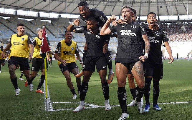 Os alvinegros comemoram o gol de Tiquinho, o segundo do Botafogo no Maracanã 