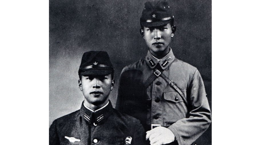 Hiro Onoda (à direita) e seu irmão mais novo, Shigeo Onoda (1944)
