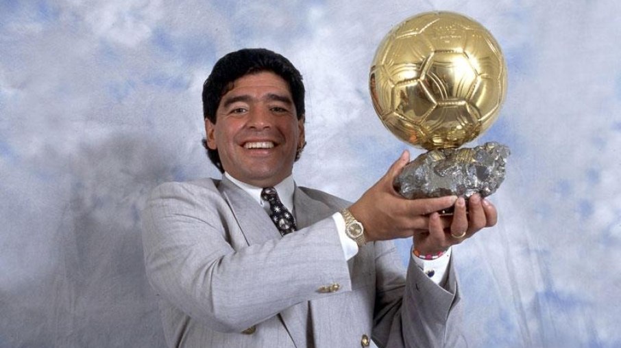 Maradona e a Bola de Ouro conquistada em 1986