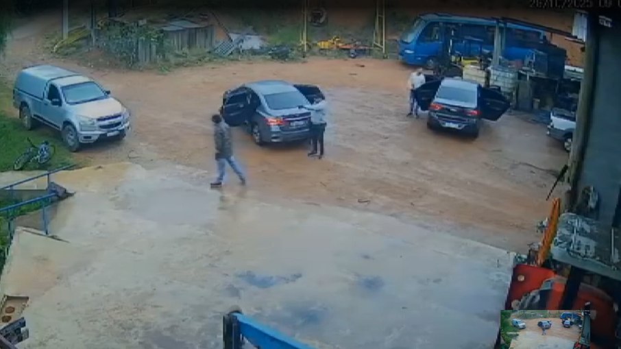 Suspeitos durante ação em chácara de Vinhedo Suspeitos durante ação em chácara de Vinhedo