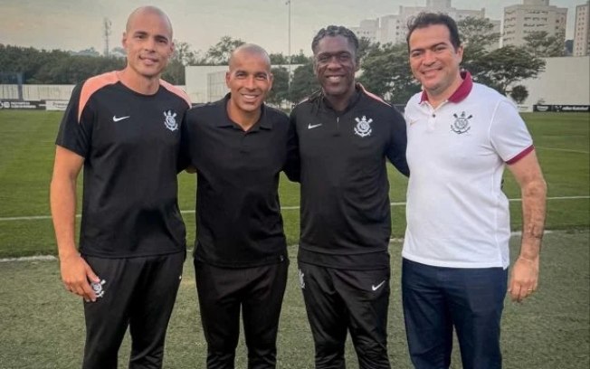 Emerson Sheik marca presença em treino do Corinthians no CT Joaquim Grava,