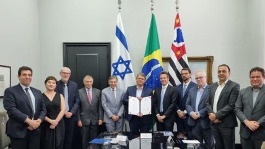 O governador Tarcísio de Freitas (ao centro) com representantes da comunidade judaica brasileira na assinatura de adesão de antissemitismo da IHRA