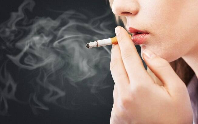 Cigarro atrapalha vida sexual de homens e mulheres