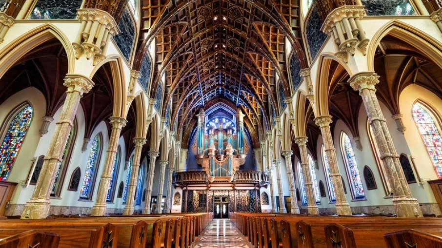 Holy Name Cathedral, localizada em Chicado, cidade no estado de Illinois