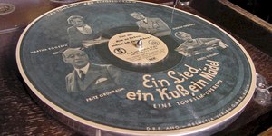 Saiba a história do disco de goma laca, precursor do vinil