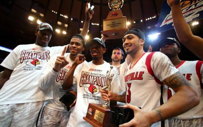 Louisville Cardinals comemoram vitória do NCAA em 2013, o título nacional do basquete universitário dos Estados Unidos