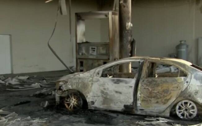 Criminosos incendiaram carro e posto de gasolina no Ceará