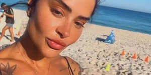 De biquíni, Aline Campos mostra treino intenso na areia