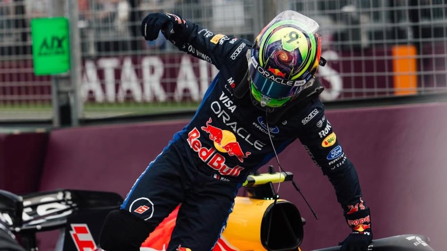 Hadjar saindo do carro após conquistar 3º no grid de largada